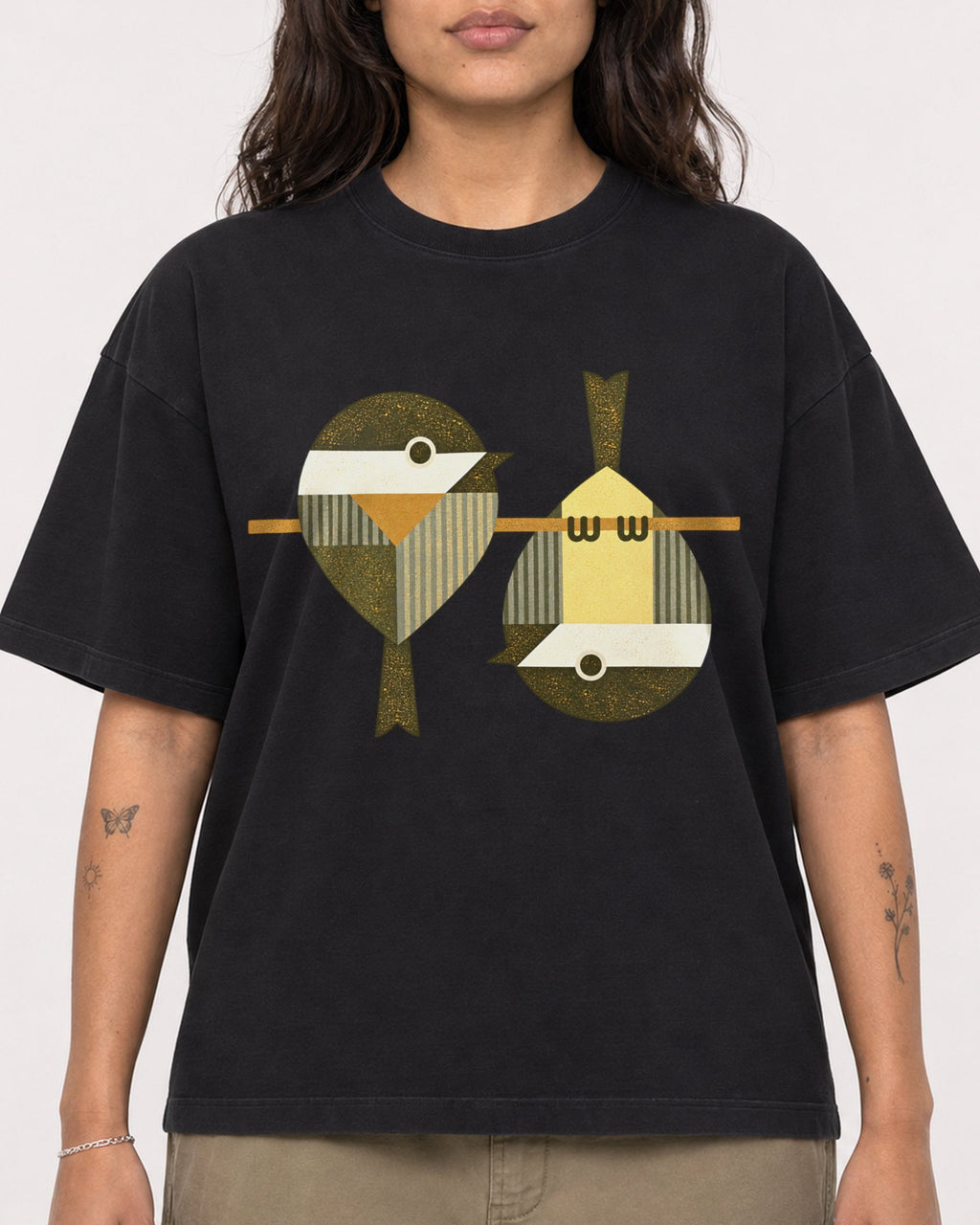 Mockup Boxy Heavyweight Tee Black female close-up 06