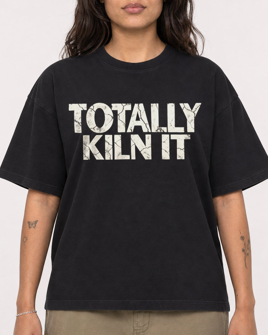 Mockup Boxy Heavyweight Tee Black female close-up 06