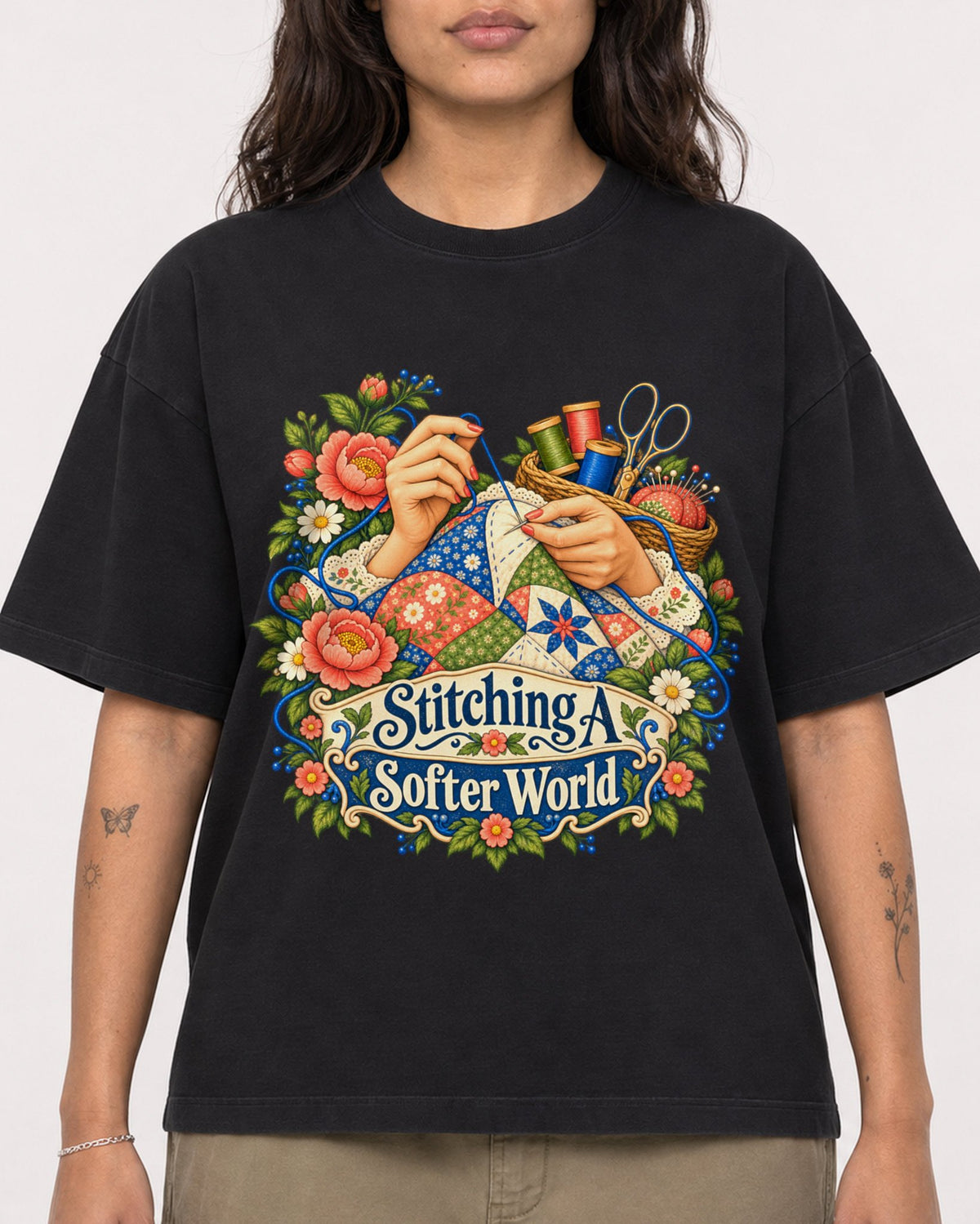 Mockup Boxy Heavyweight Tee Black female close-up 06