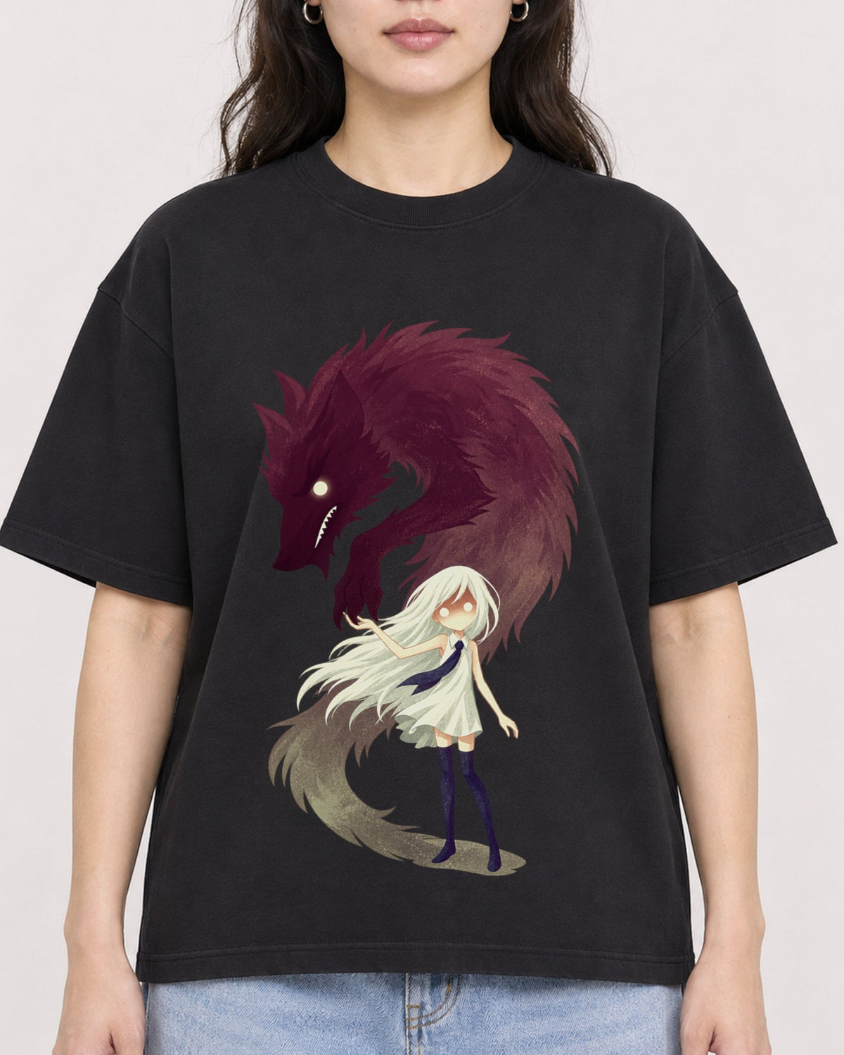 Mockup Boxy Heavyweight Tee Black female close-up 03