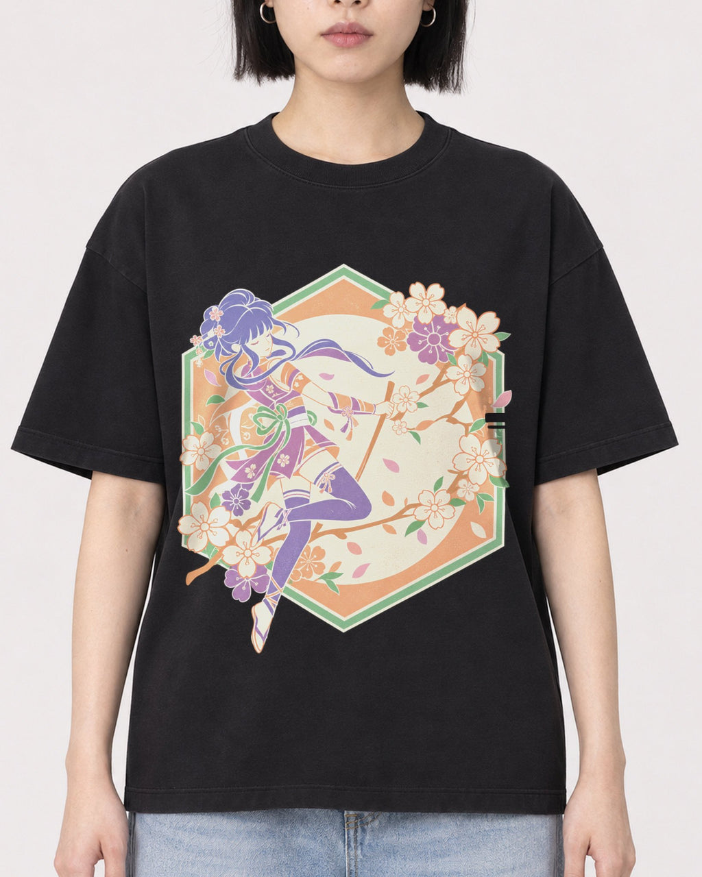 Mockup Boxy Heavyweight Tee Black female close-up 11