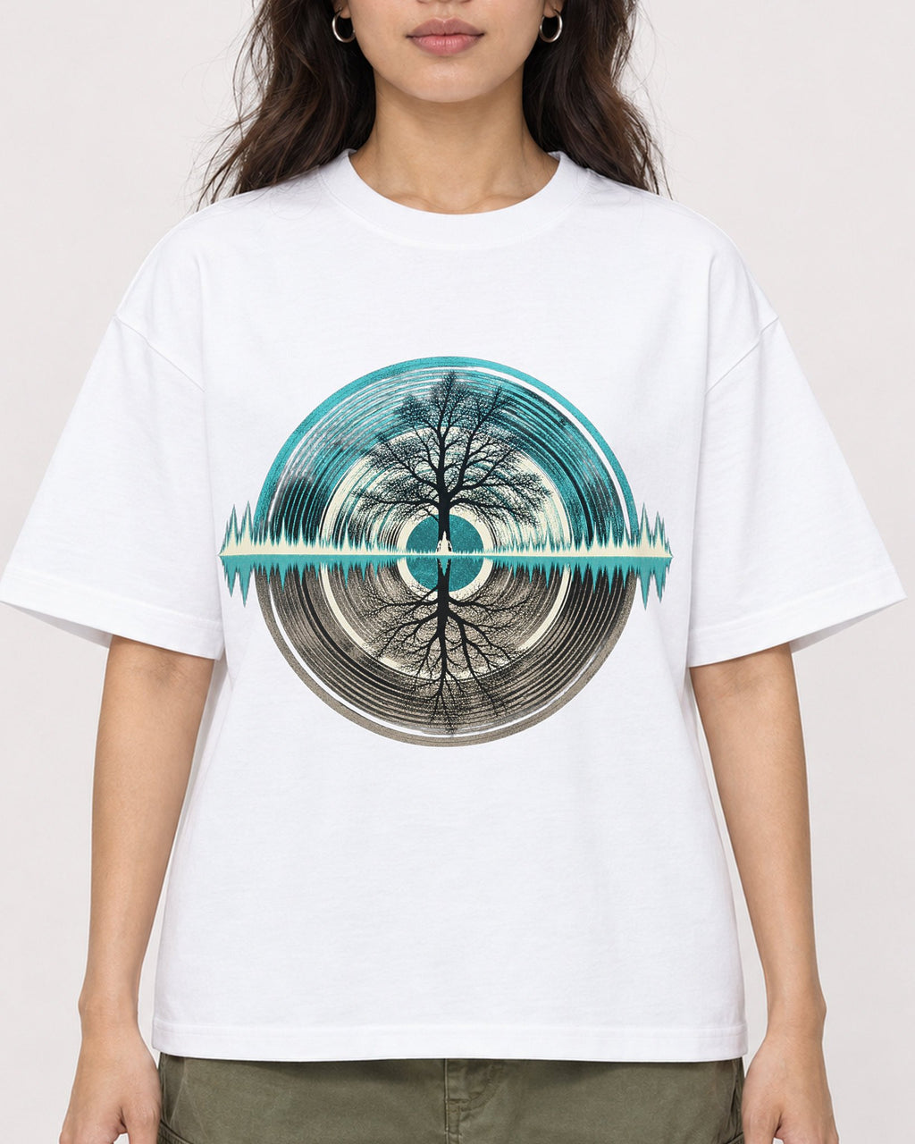 Mockup Boxy Heavyweight Tee White female close-up 02