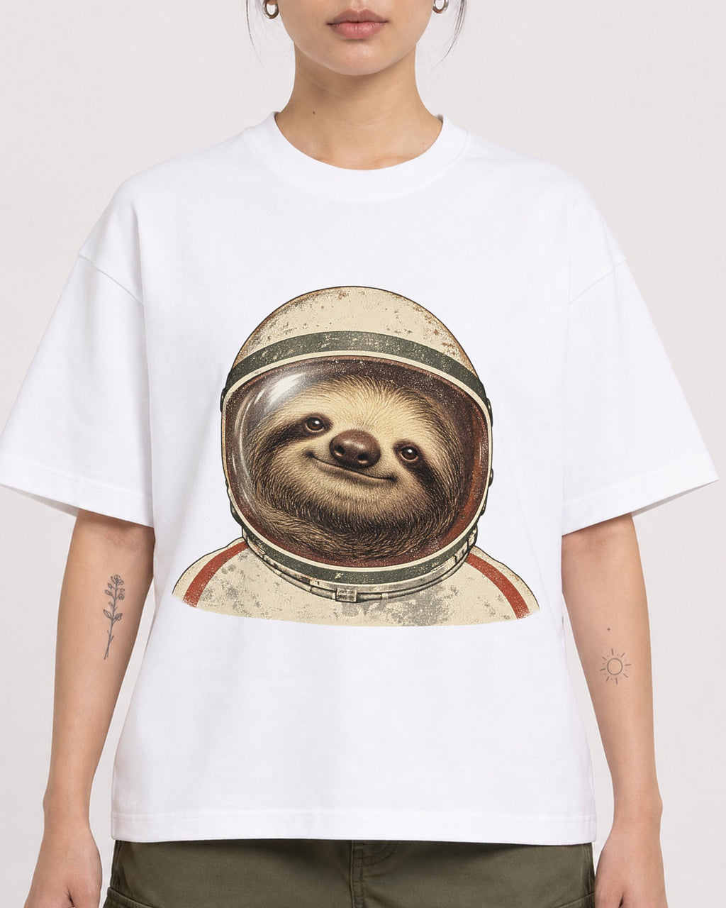 Mockup Boxy Heavyweight Tee White female close-up 12