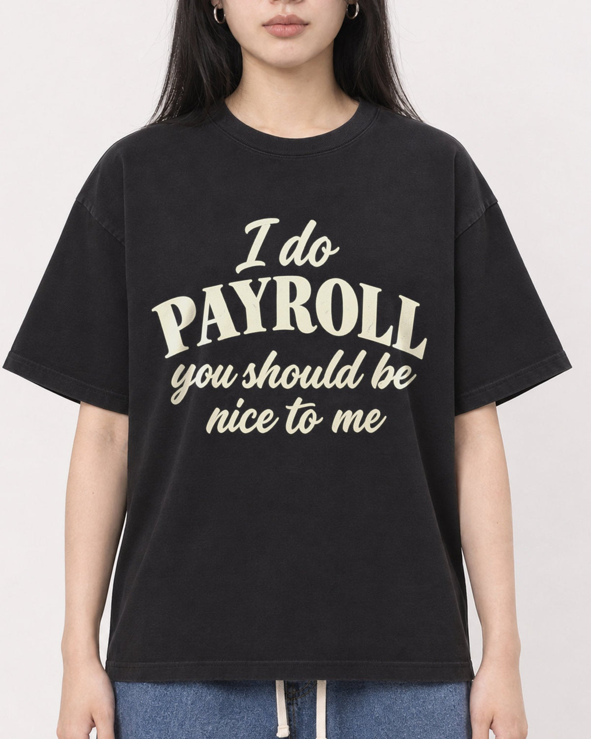 Mockup Boxy Heavyweight Tee Black female close-up 01
