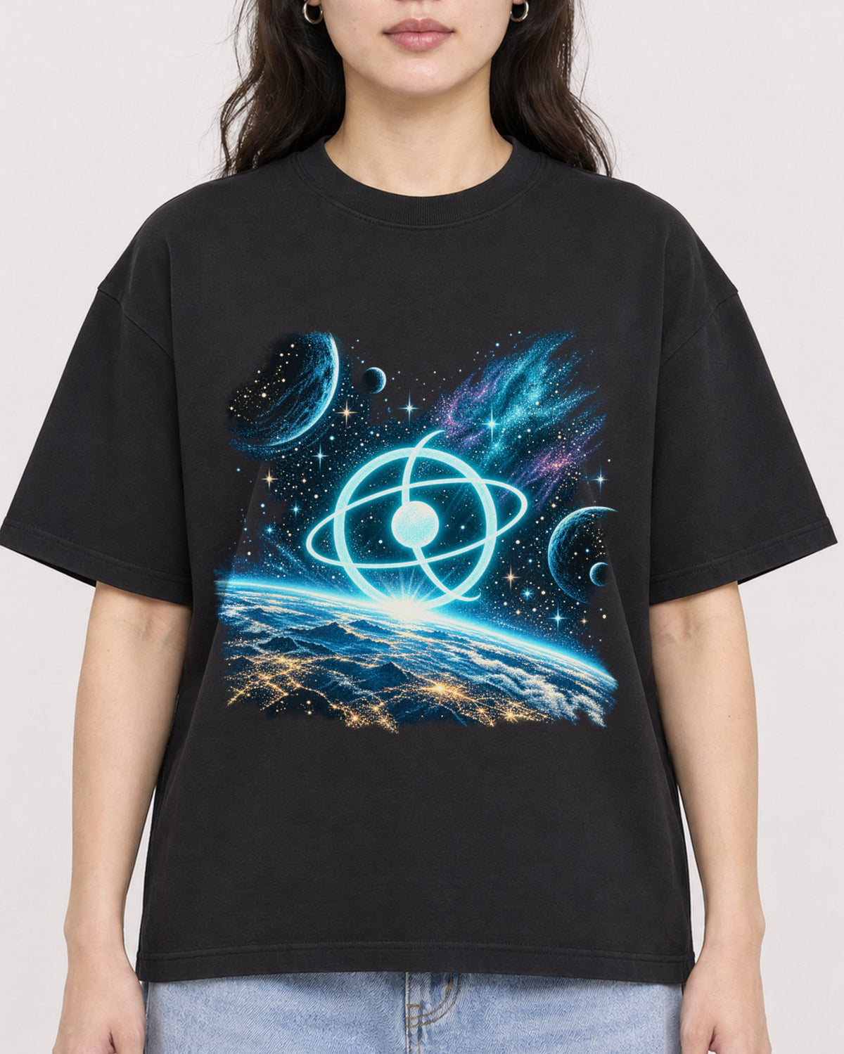 Mockup Boxy Heavyweight Tee Black female close-up 03