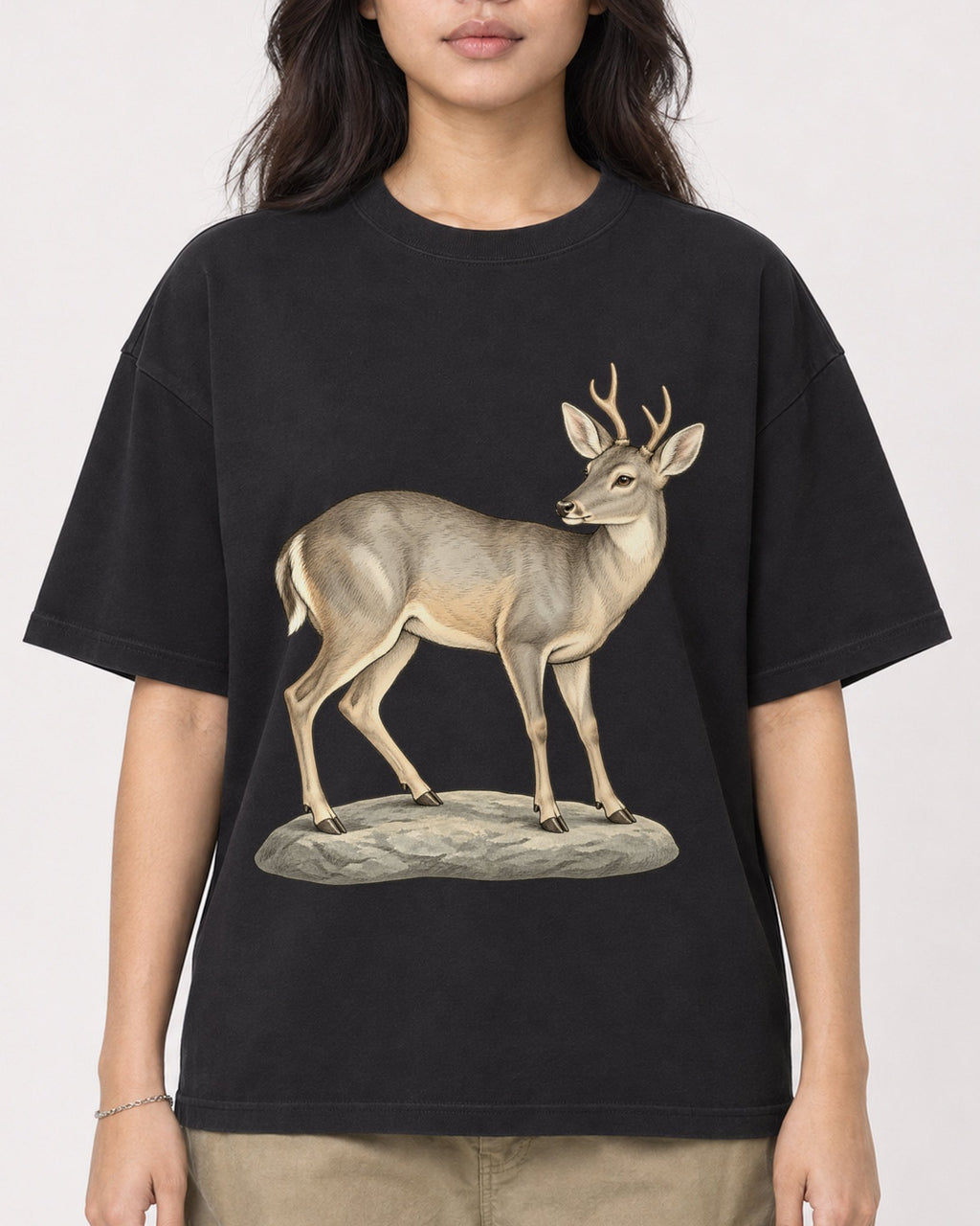 Mockup Boxy Heavyweight Tee Black female close-up 02
