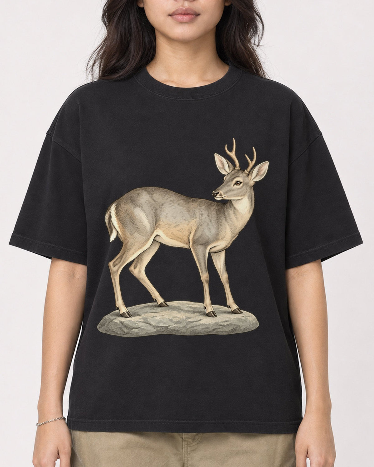 Mockup Boxy Heavyweight Tee Black female close-up 02