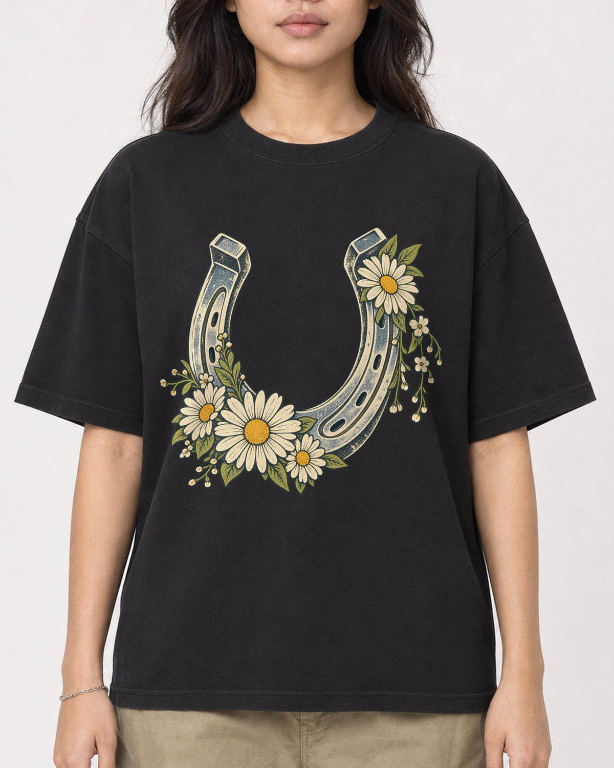 Mockup Boxy Heavyweight Tee Black female close-up 02