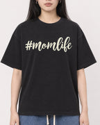 Mockup Boxy Heavyweight Tee Black female close-up 01