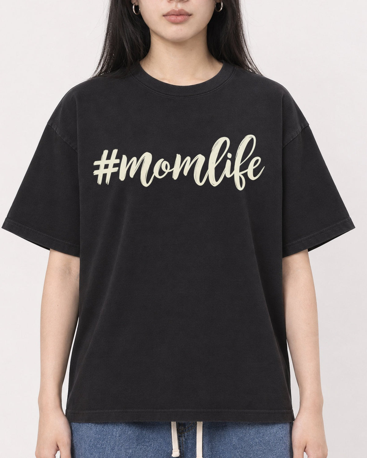 Mockup Boxy Heavyweight Tee Black female close-up 01