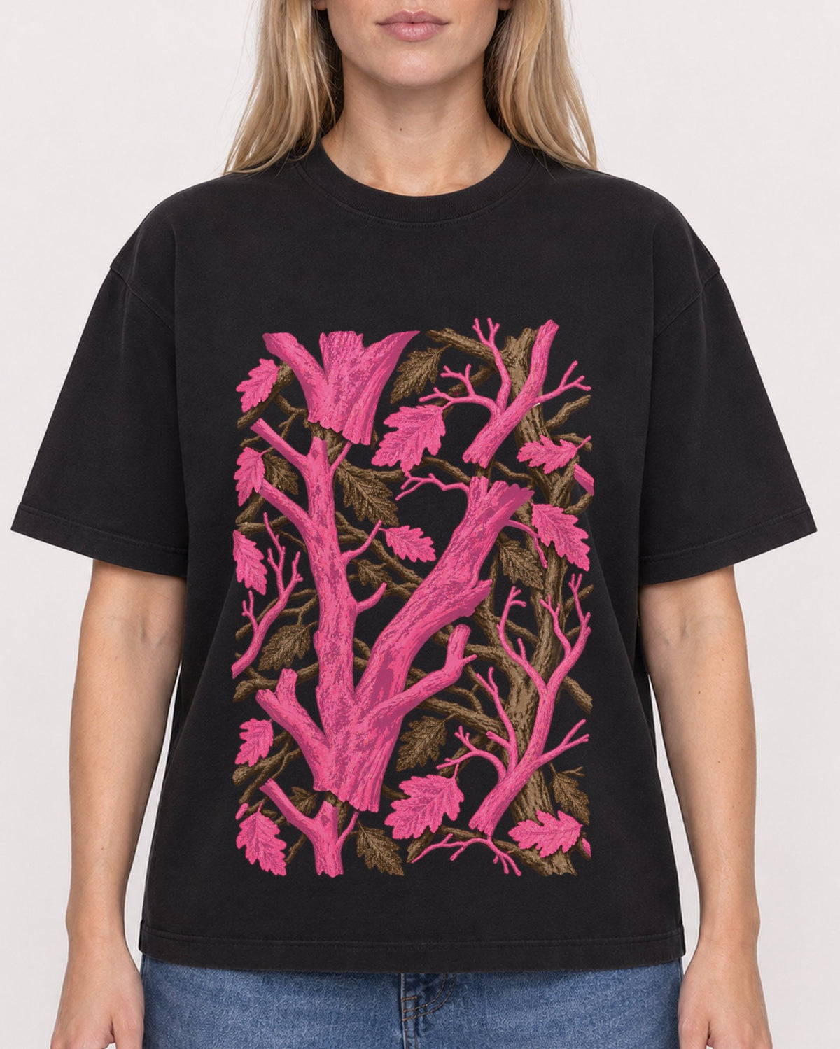 Mockup Boxy Heavyweight Tee Black female close-up 08