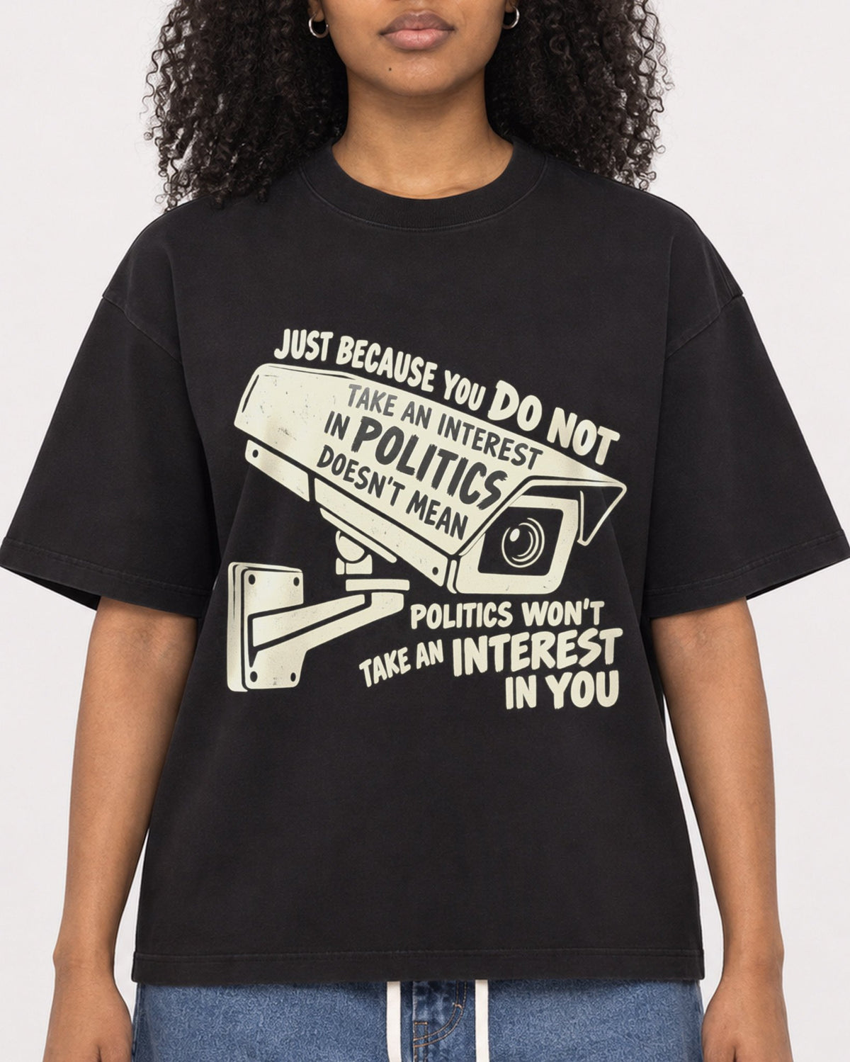 Mockup Boxy Heavyweight Tee Black female close-up 05
