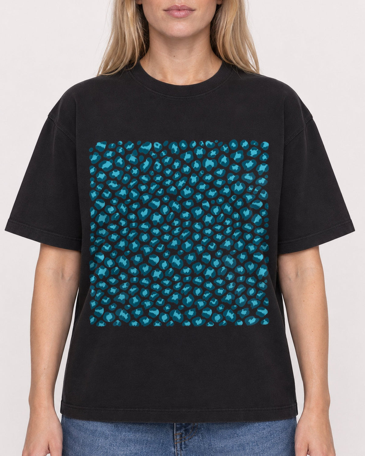 Mockup Boxy Heavyweight Tee Black female close-up 08