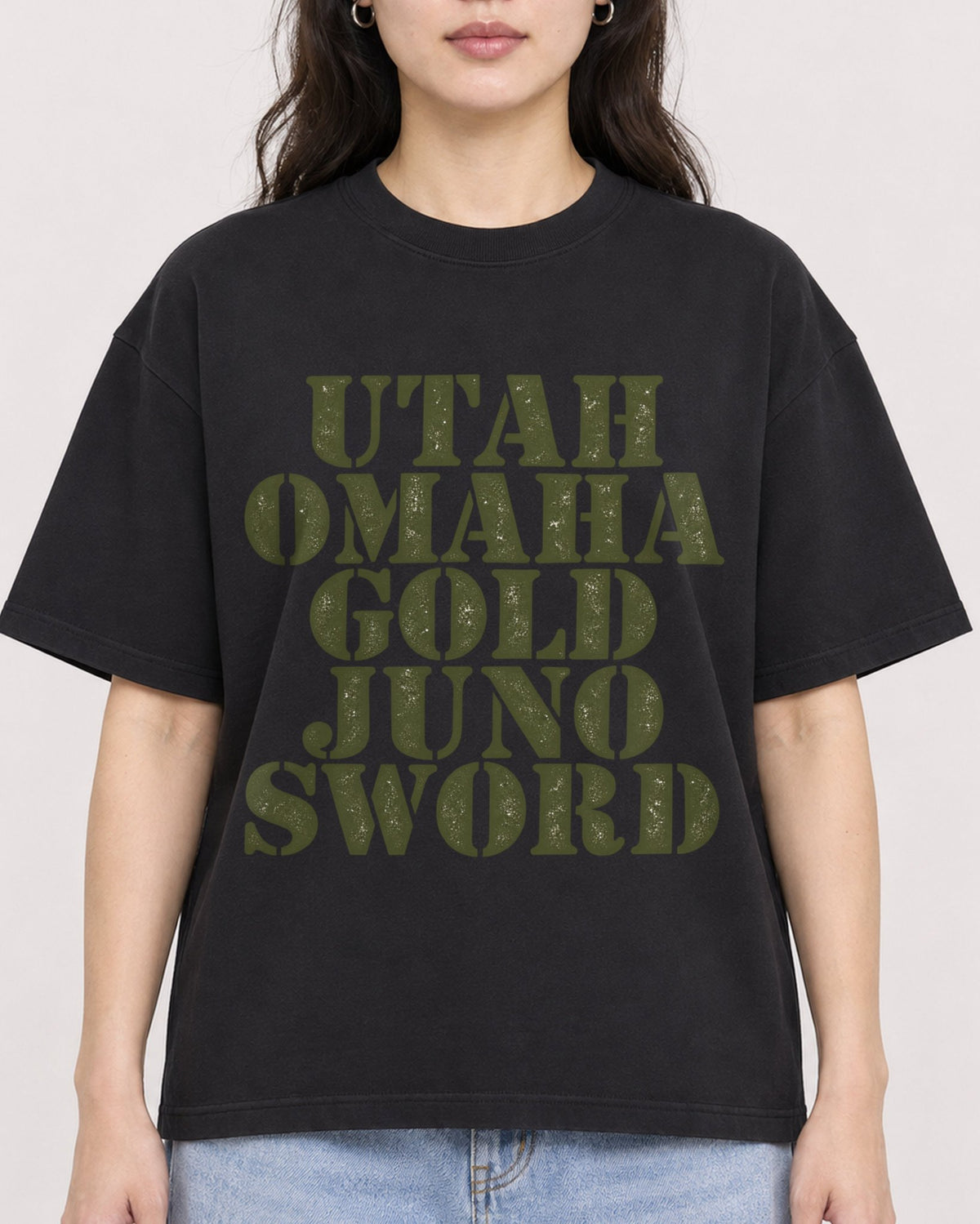 Mockup Boxy Heavyweight Tee Black female close-up 03