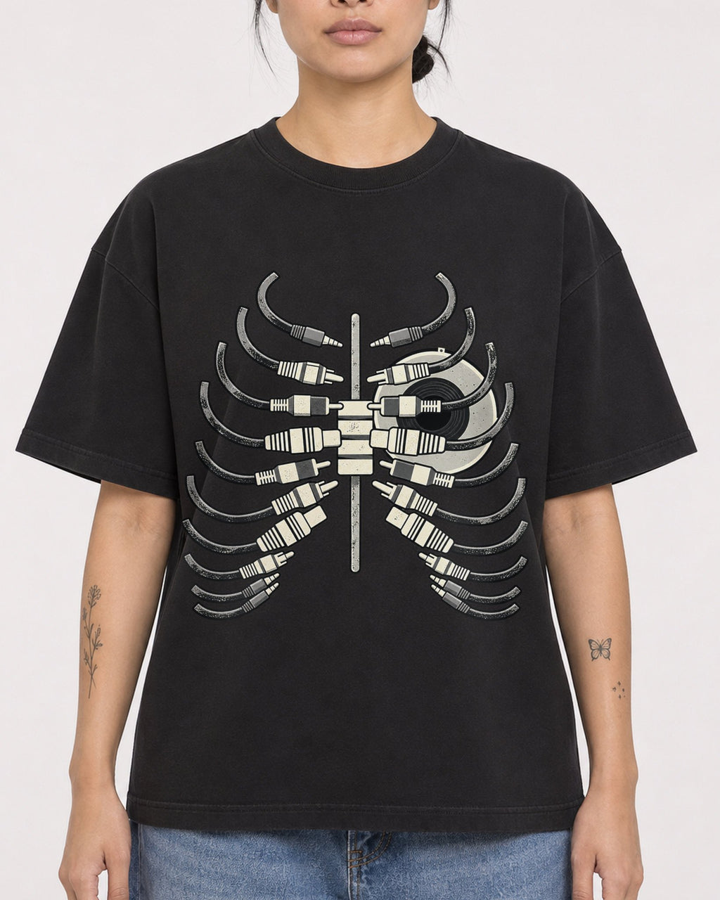 Mockup Boxy Heavyweight Tee Black female close-up 12