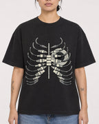 Mockup Boxy Heavyweight Tee Black female close-up 12