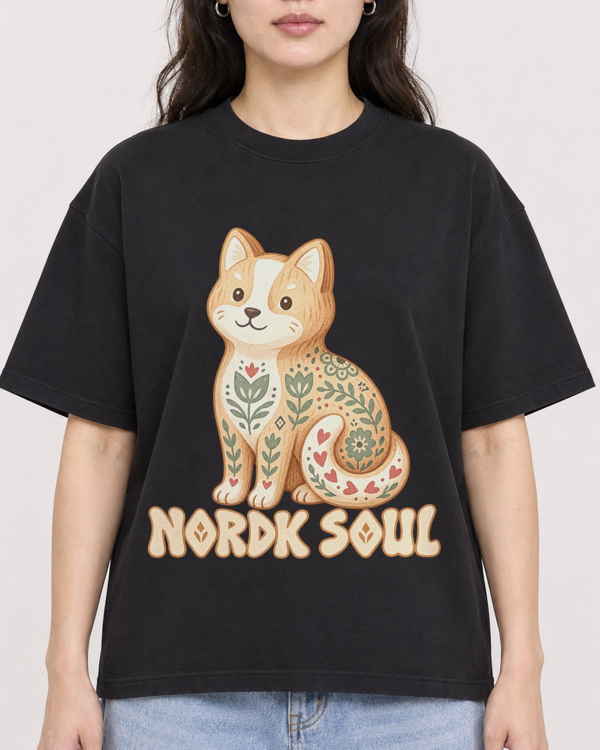 Mockup Boxy Heavyweight Tee Black female close-up 03
