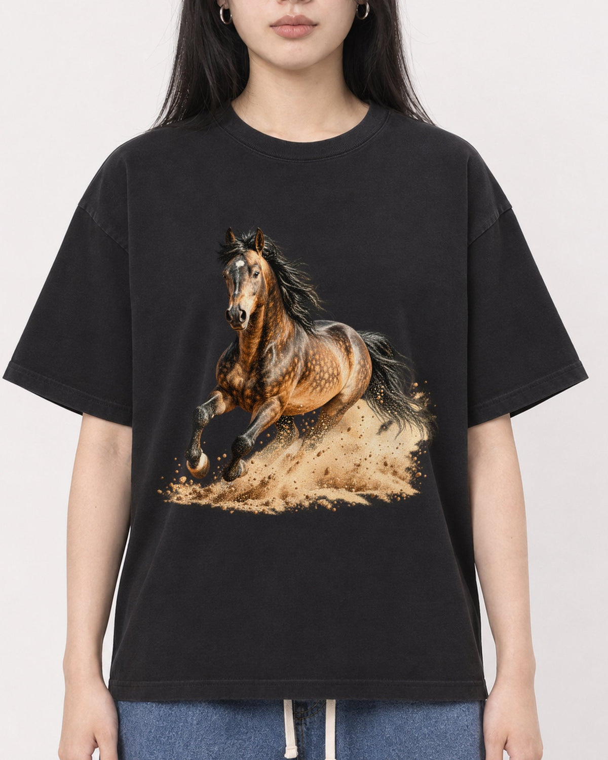 Mockup Boxy Heavyweight Tee Black female close-up 01