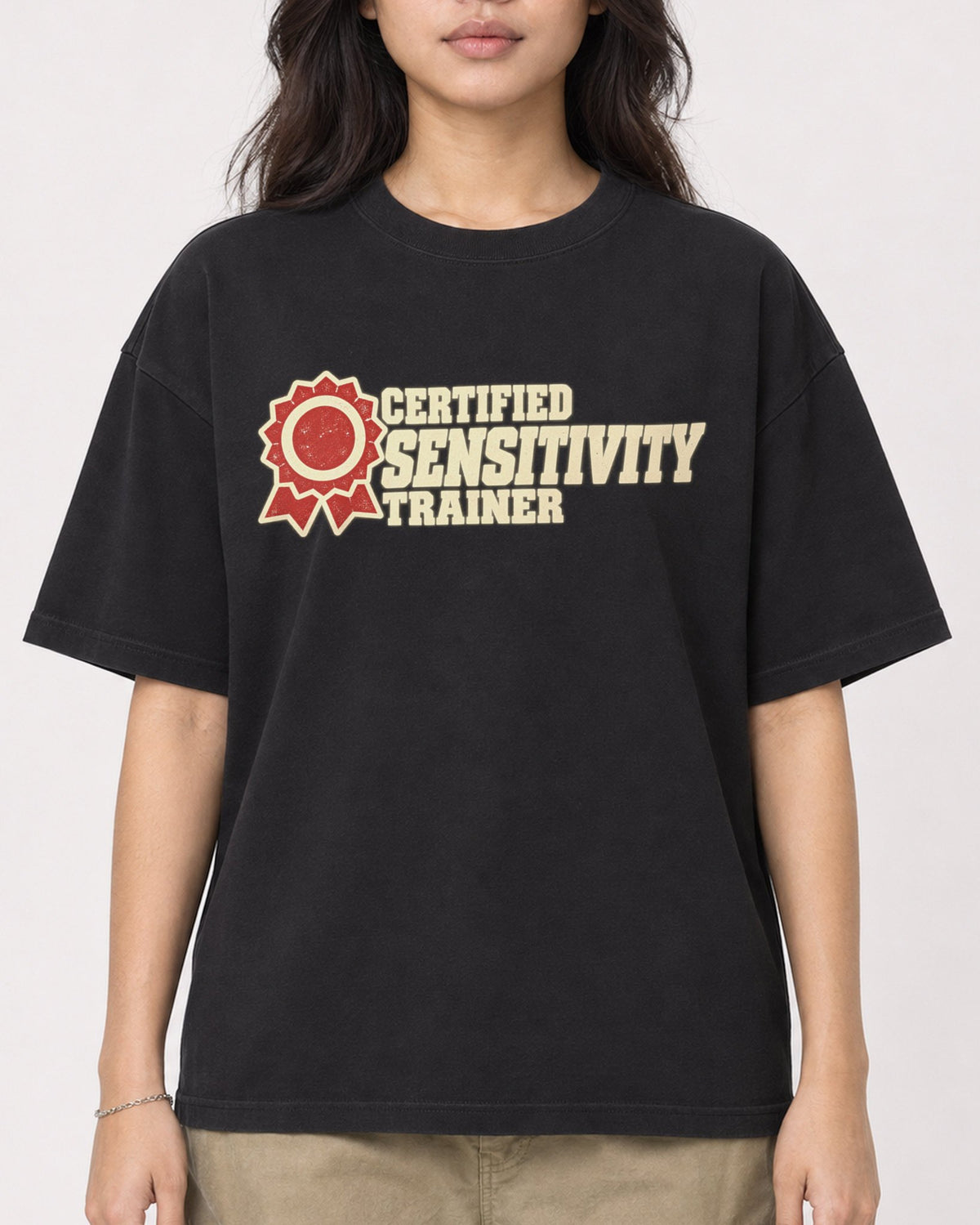 Mockup Boxy Heavyweight Tee Black female close-up 02
