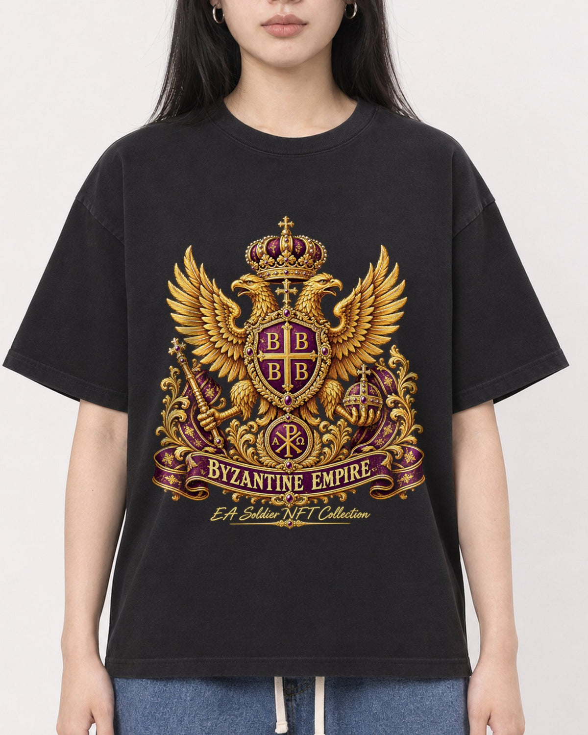 Mockup Boxy Heavyweight Tee Black female close-up 01