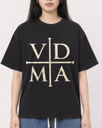 Mockup Boxy Heavyweight Tee Black female close-up 01