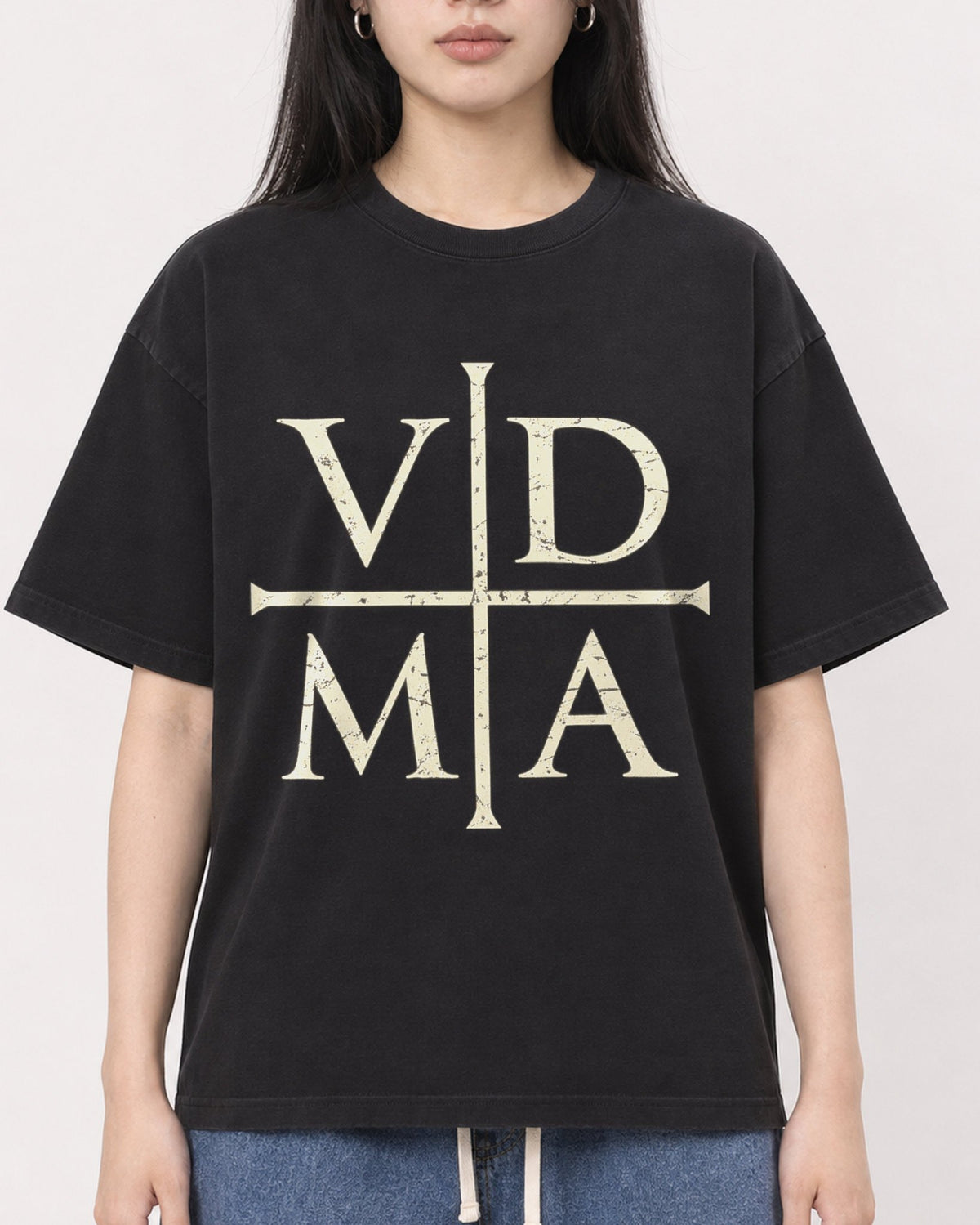 Mockup Boxy Heavyweight Tee Black female close-up 01