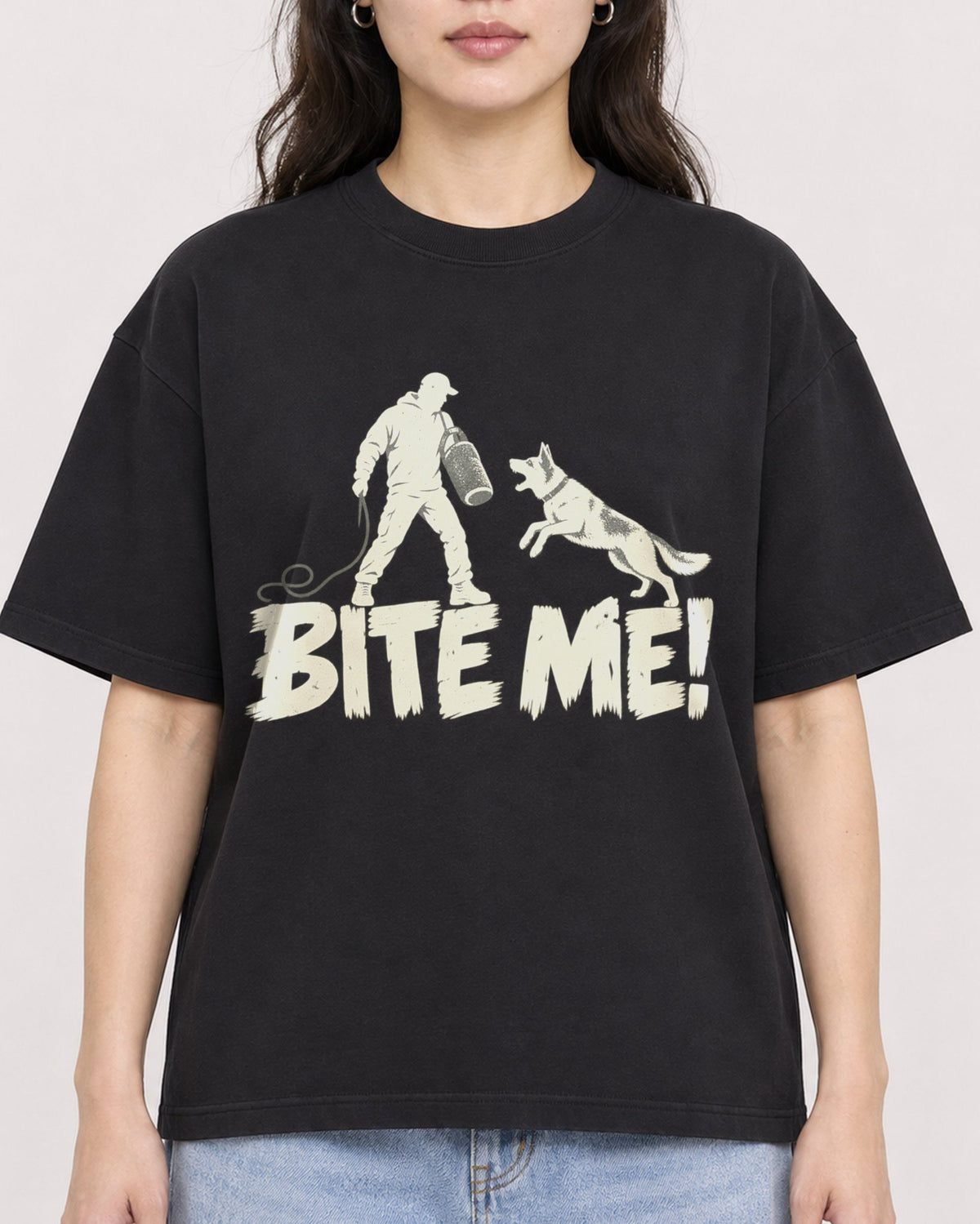 Mockup Boxy Heavyweight Tee Black female close-up 03
