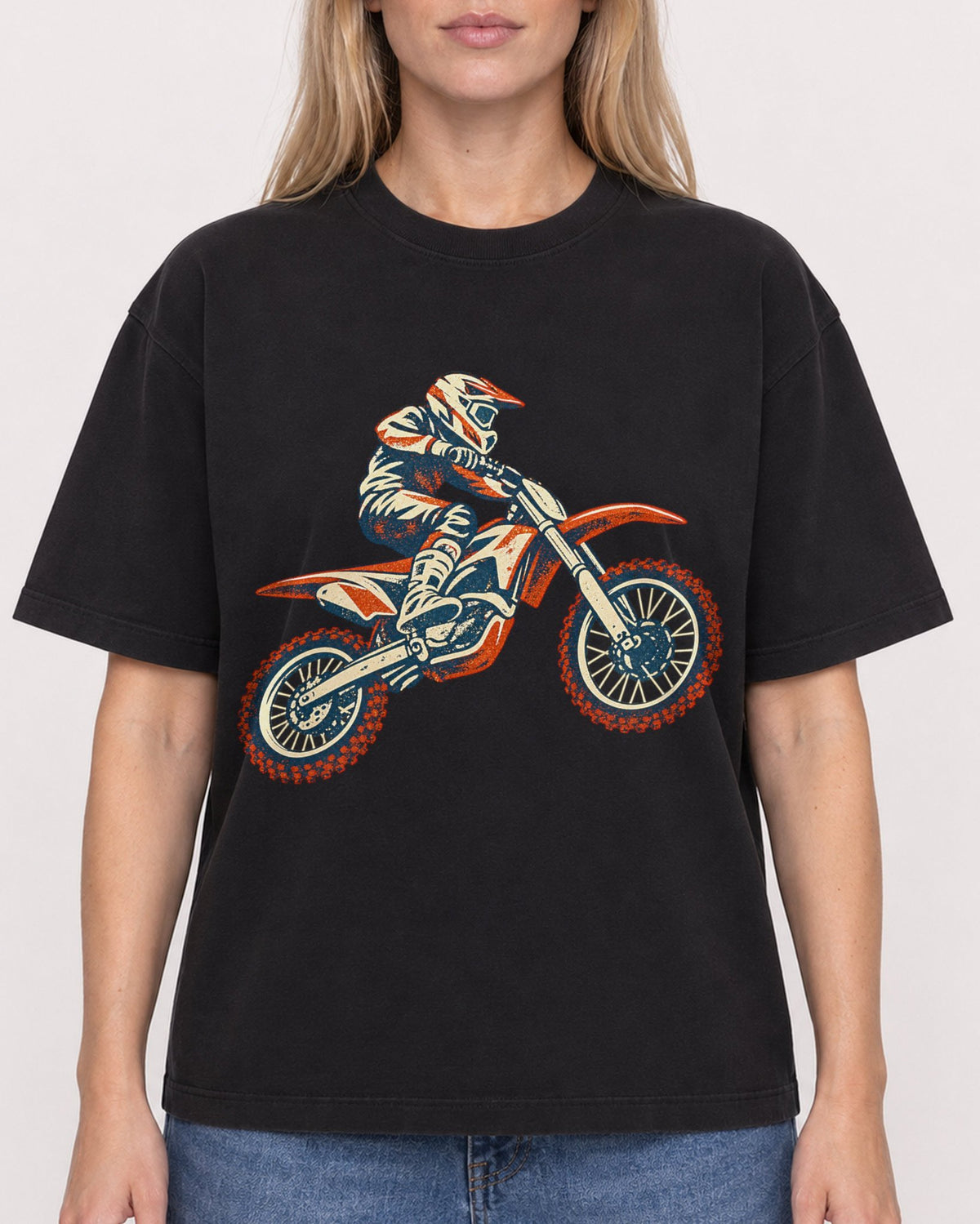 Mockup Boxy Heavyweight Tee Black female close-up 08