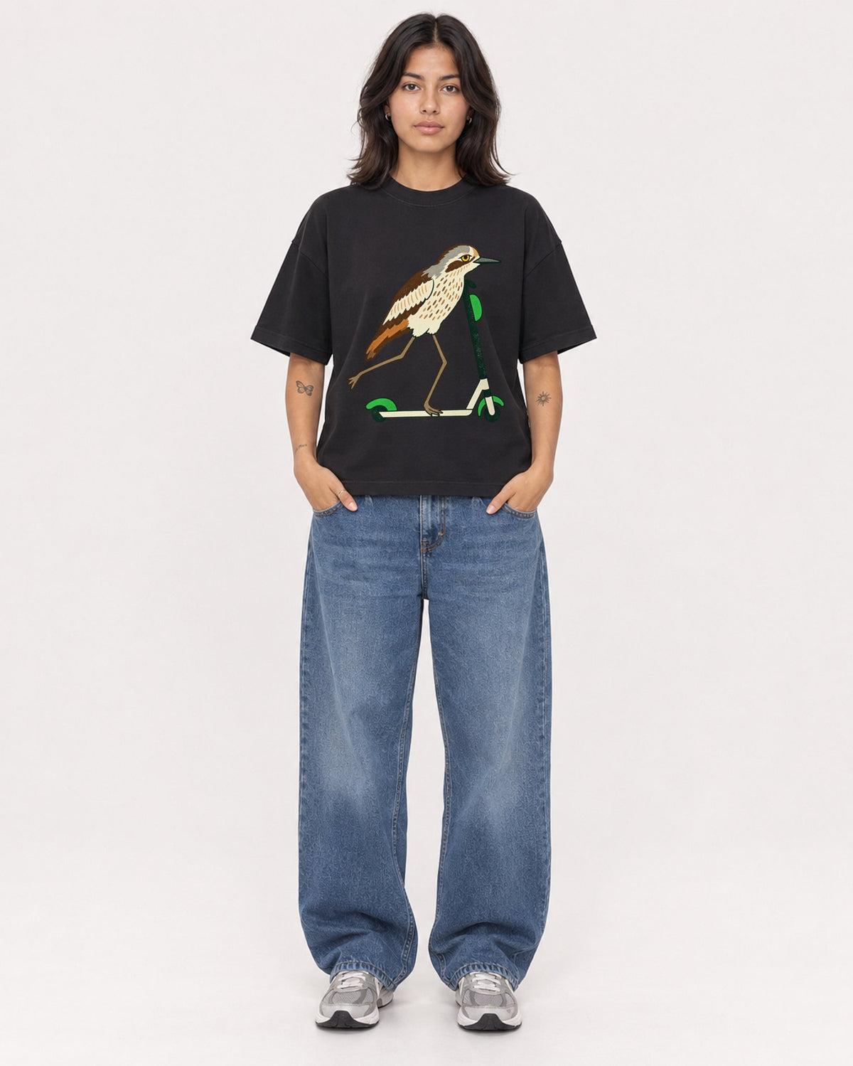 Mockup Boxy Heavyweight Tee Black female full-body 36