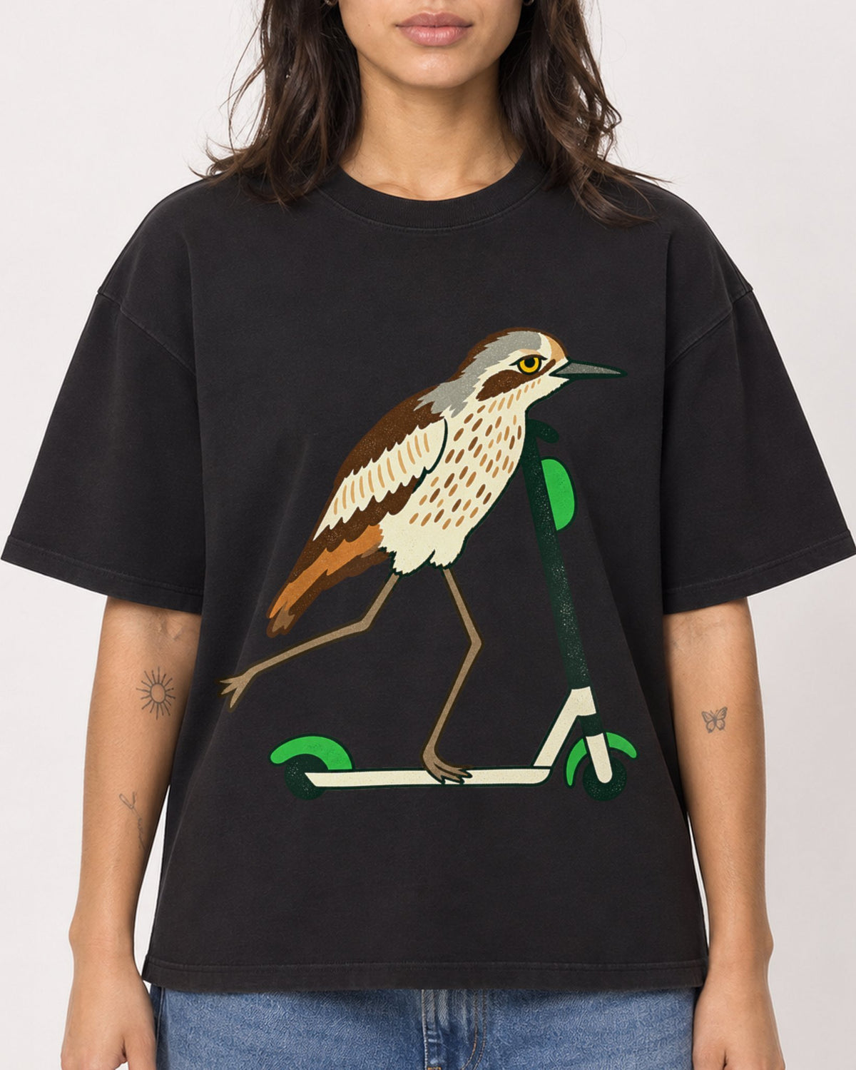 Mockup Boxy Heavyweight Tee Black female close-up 36
