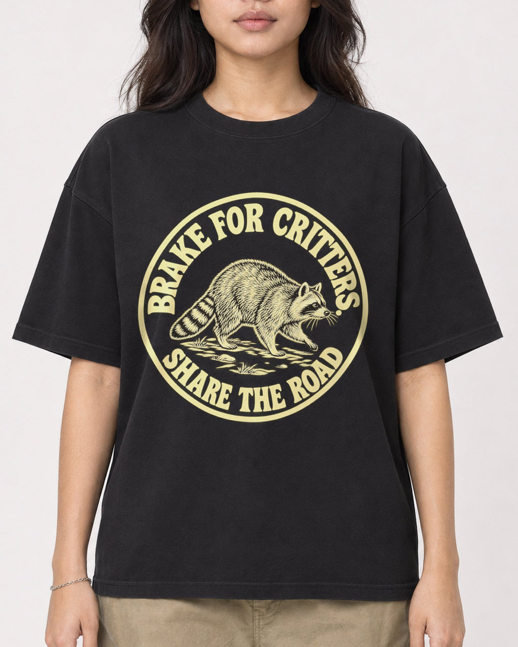 Mockup Boxy Heavyweight Tee Black female close-up 02