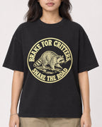 Mockup Boxy Heavyweight Tee Black female close-up 02