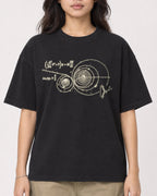 Mockup Boxy Heavyweight Tee Black female close-up 02