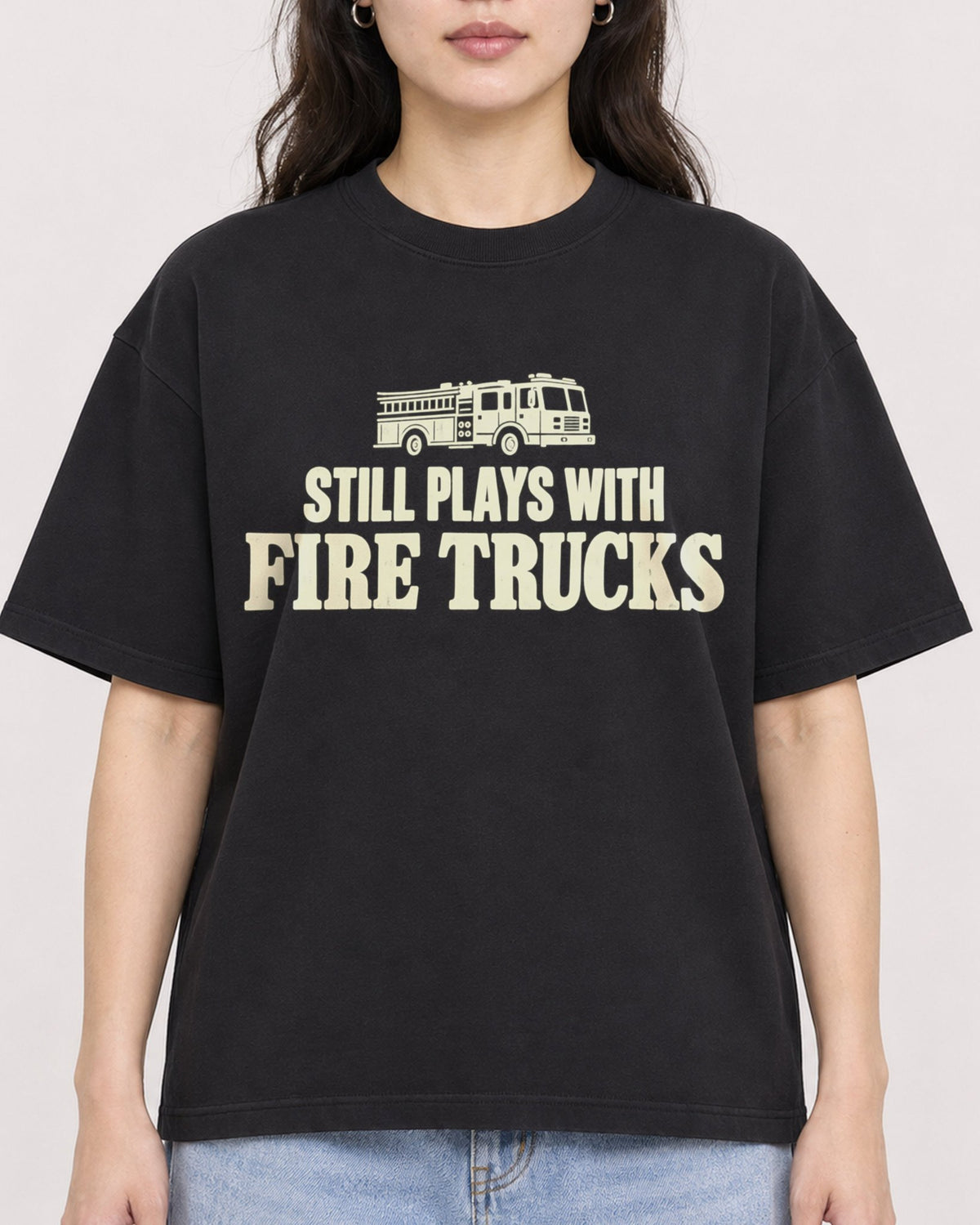 Mockup Boxy Heavyweight Tee Black female close-up 03