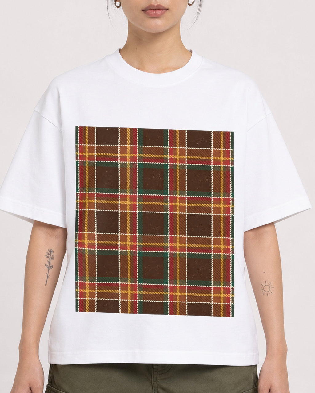 Mockup Boxy Heavyweight Tee White female close-up 12