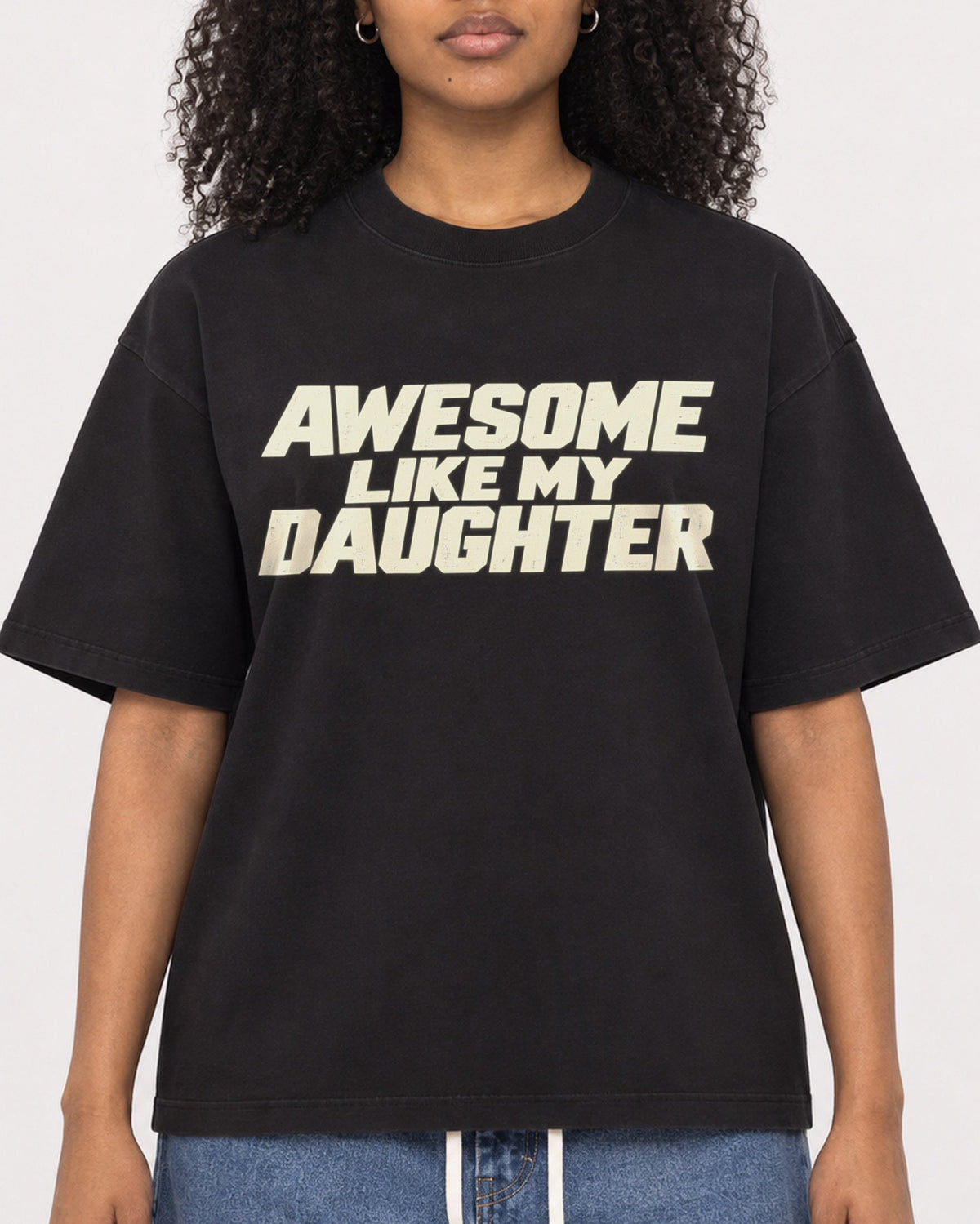 Mockup Boxy Heavyweight Tee Black female close-up 05