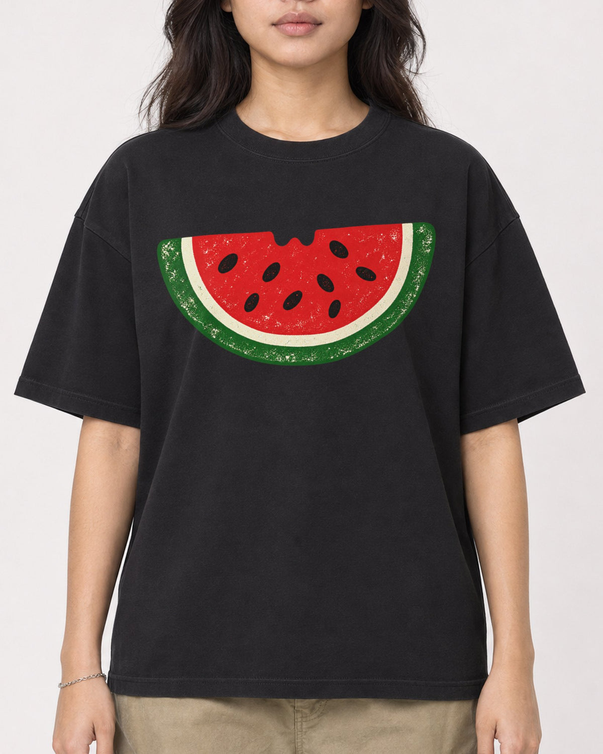Mockup Boxy Heavyweight Tee Black female close-up 02