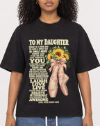 Mockup Boxy Heavyweight Tee Black female close-up 05