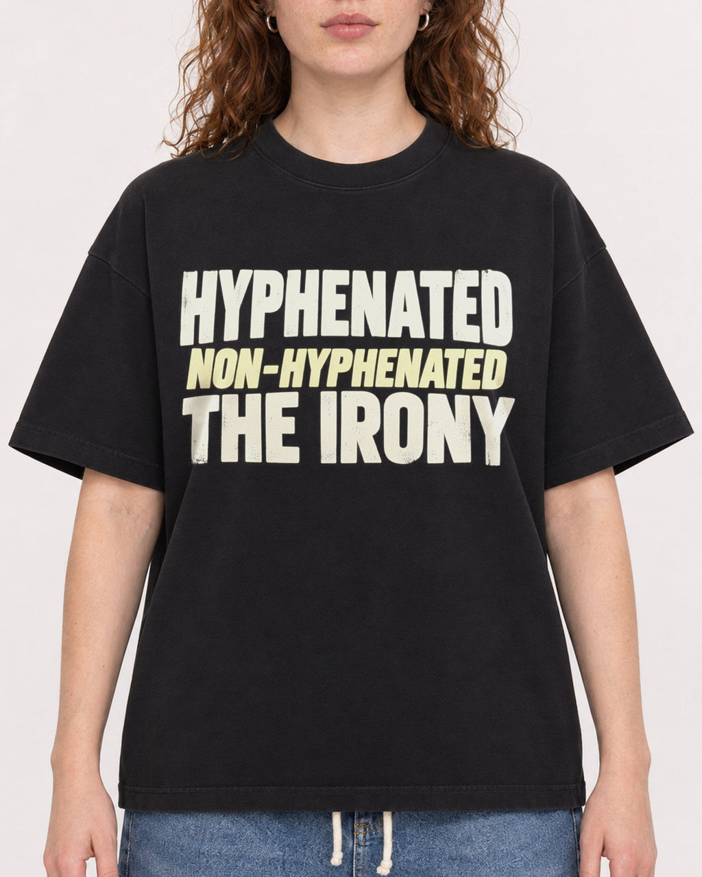 Mockup Boxy Heavyweight Tee Black female close-up 09