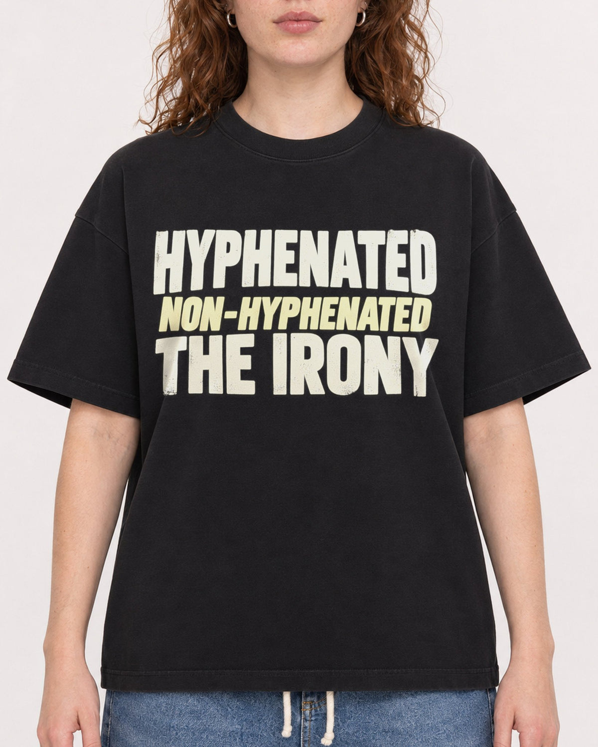 Mockup Boxy Heavyweight Tee Black female close-up 09