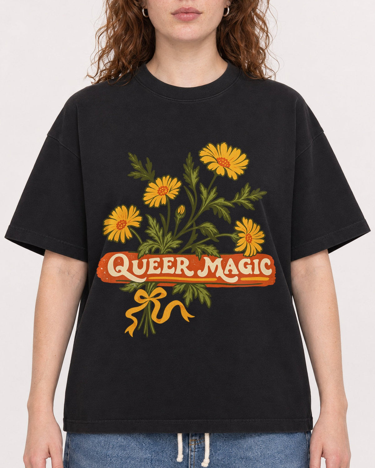 Mockup Boxy Heavyweight Tee Black female close-up 09