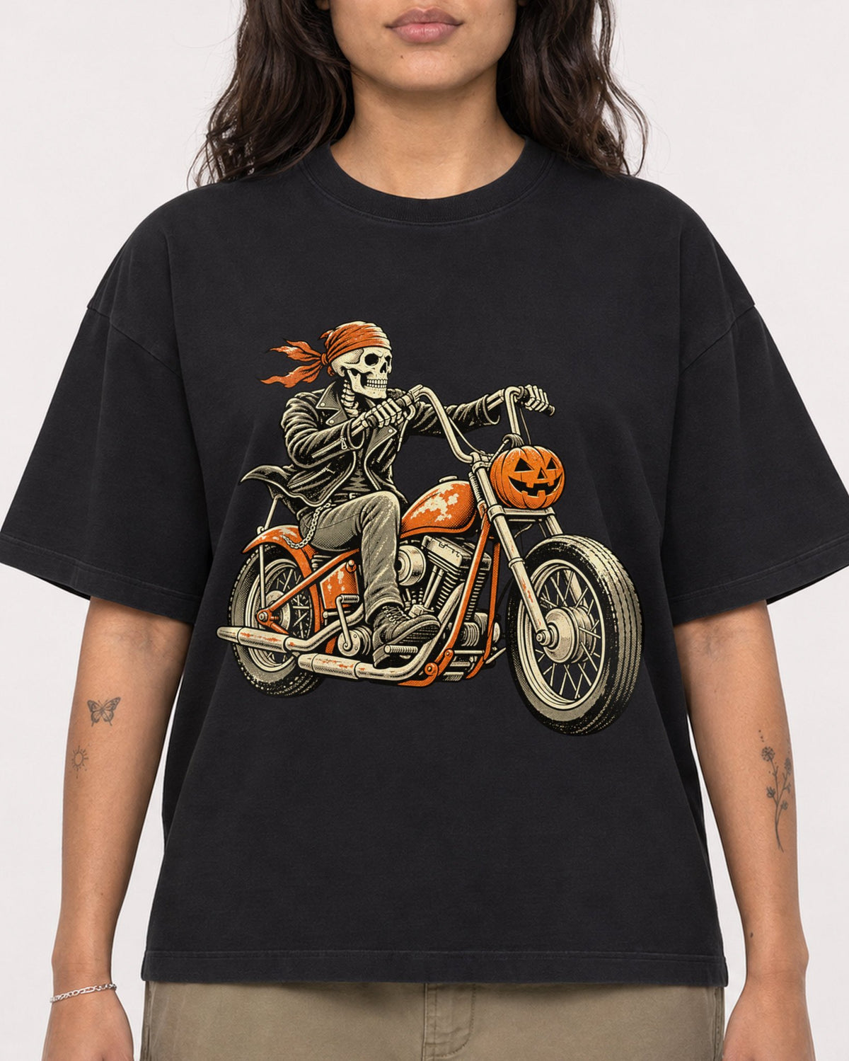 Mockup Boxy Heavyweight Tee Black female close-up 06