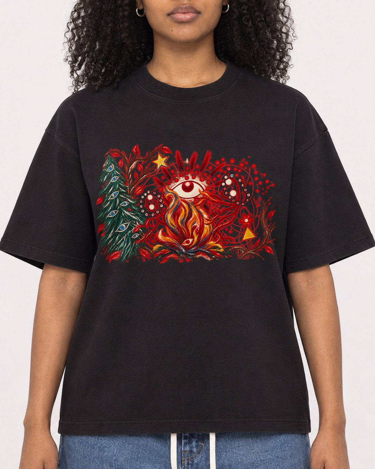 Mockup Boxy Heavyweight Tee Black female close-up 05