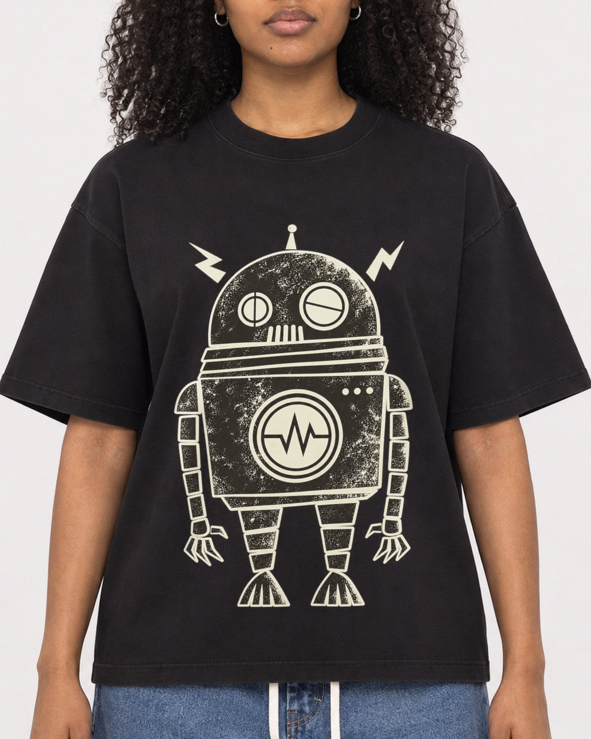 Mockup Boxy Heavyweight Tee Black female close-up 05