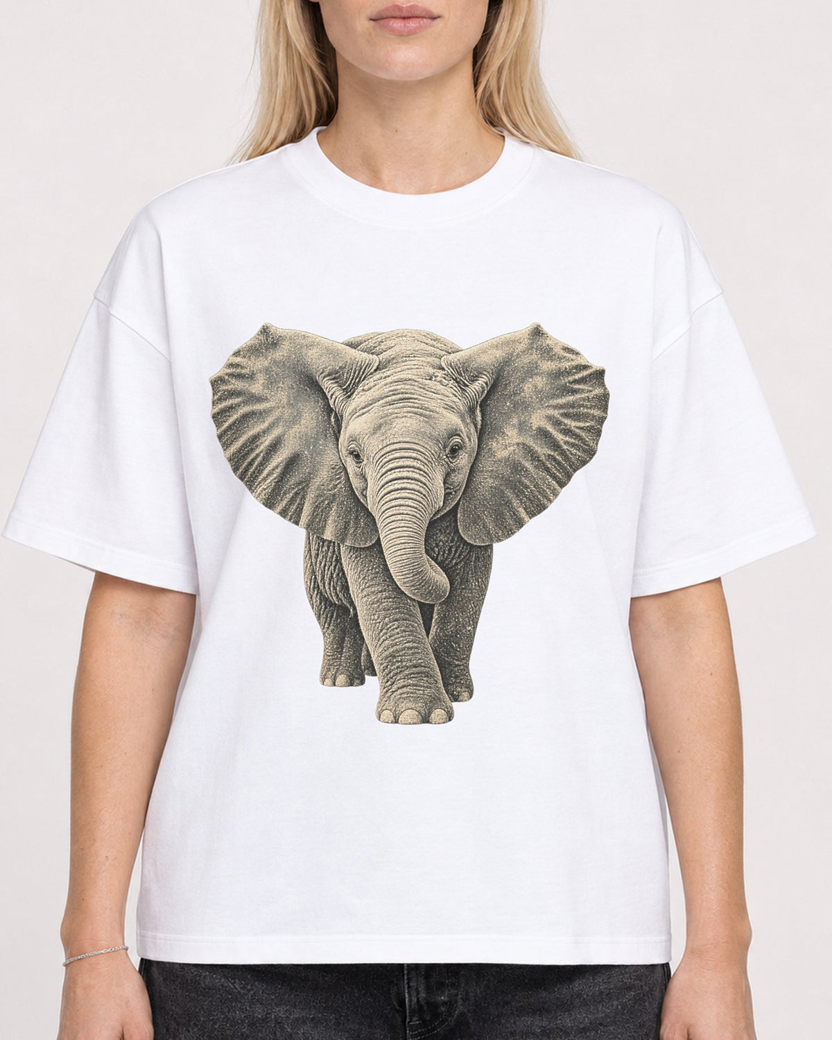 Mockup Boxy Heavyweight Tee White female close-up 08