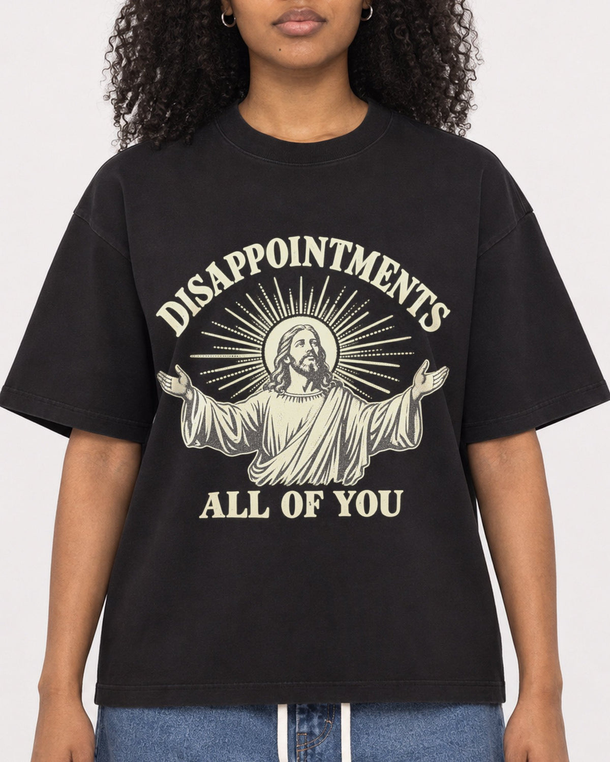 Mockup Boxy Heavyweight Tee Black female close-up 05