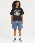 Mockup Boxy Heavyweight Tee Black female full-body 05