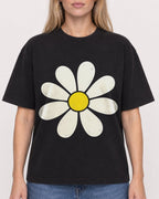 Mockup Boxy Heavyweight Tee Black female close-up 08