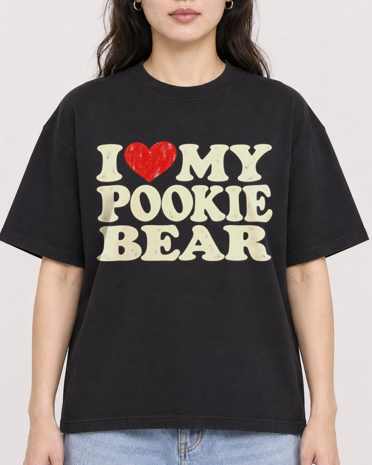 Mockup Boxy Heavyweight Tee Black female close-up 03