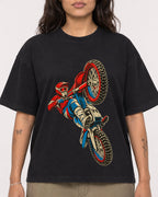 Mockup Boxy Heavyweight Tee Black female close-up 06